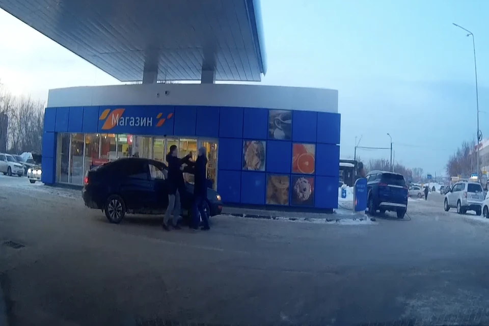 На этом кадре можно рассмотреть, как мужчина пытается что-то распылить в лицо своему оппоненту. Фото: кадр из видео