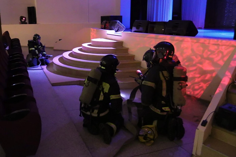 Пожарные учились спасать людей и тушить пожар в холмском доме культуры