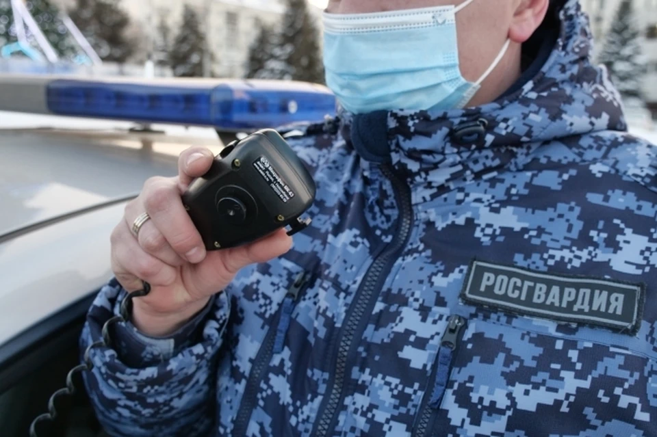 Молодой человек в подъезде многоэтажного дома на улице Алтайской вел себя вызывающее и громко кричал.