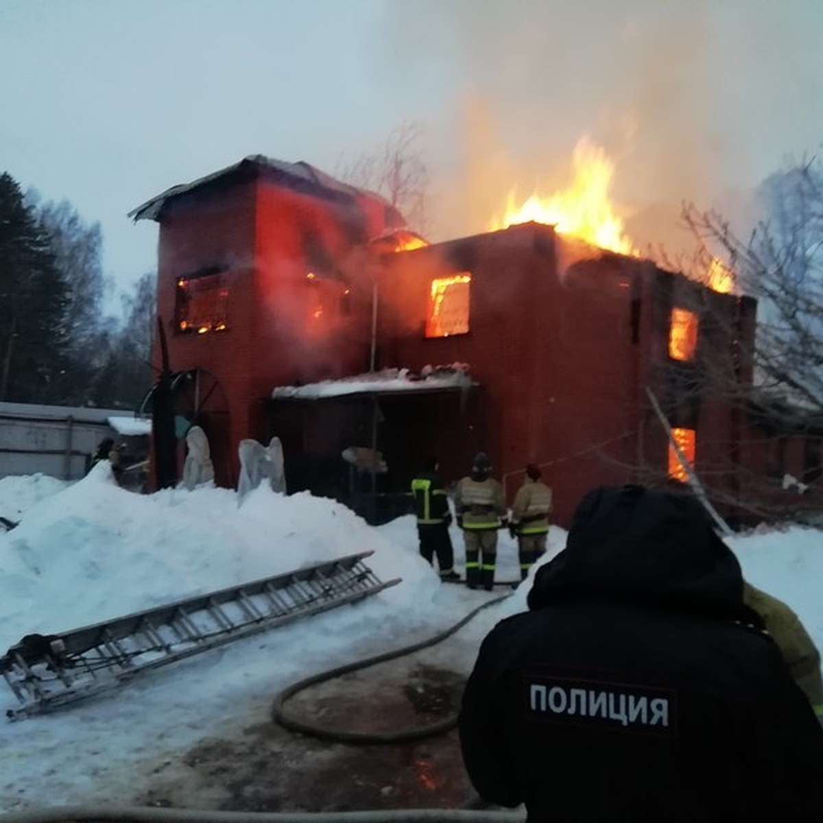 У многодетной семьи под Рязанью сгорел большой дом - KP.RU