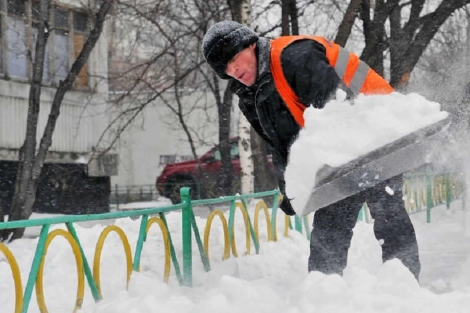 Несмотря на это и дефицит рабочих рук, в городе продолжается работа оп очистке территорий от снега.