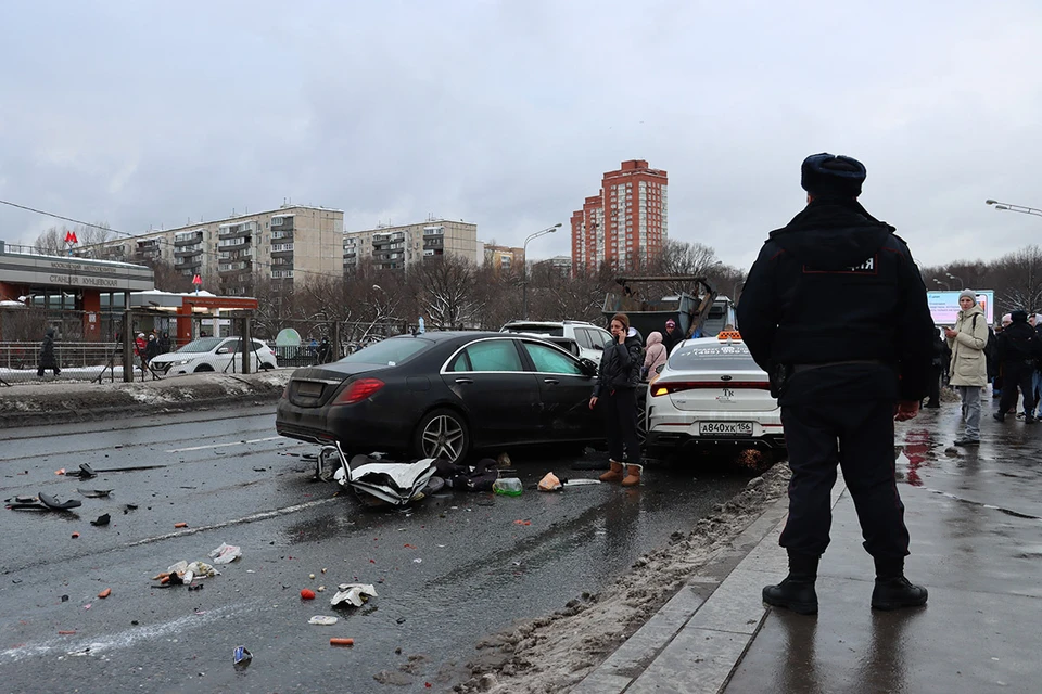 Примерно полтора часа назад на пересечении Рублевского шоссе и ул.Красных Зорь произошла массовая авария – пострадали 9 автомобилей.