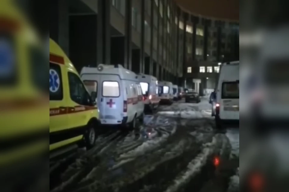 санитары на московской скорой. очередь из скорой помощи. покровская больница спб коронавирус. автомобиль скорой помощи. очередь из скорой помощи.