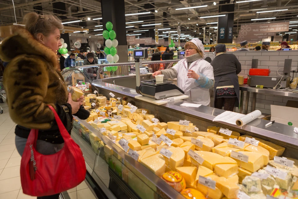 Горожане жалуются, что сыр в магазинах подорожал сразу на 25%.