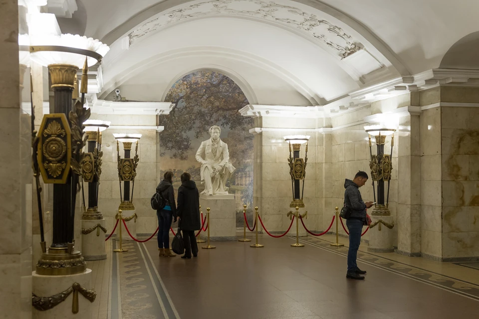 Авторство скульптуры с изображением Пушкина, расположенной в торце среднего зала станции метро «Пушкинская», принадлежит Михаилу Аникушину.