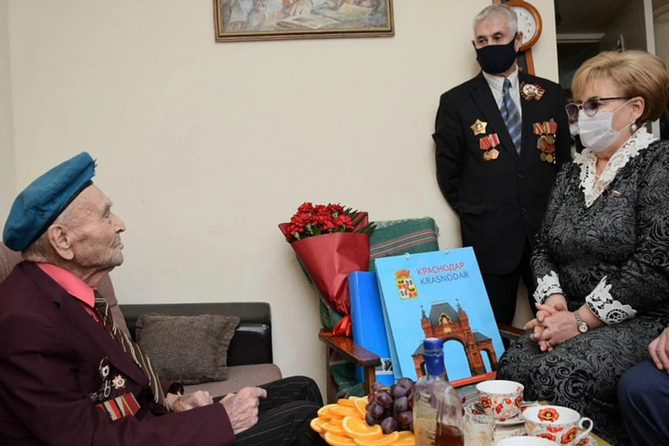 Ветерана-освободителя Краснодара Николая Литвина поздравили с 79-летием подвига. Фото: пресс-служба администрации Краснодара
