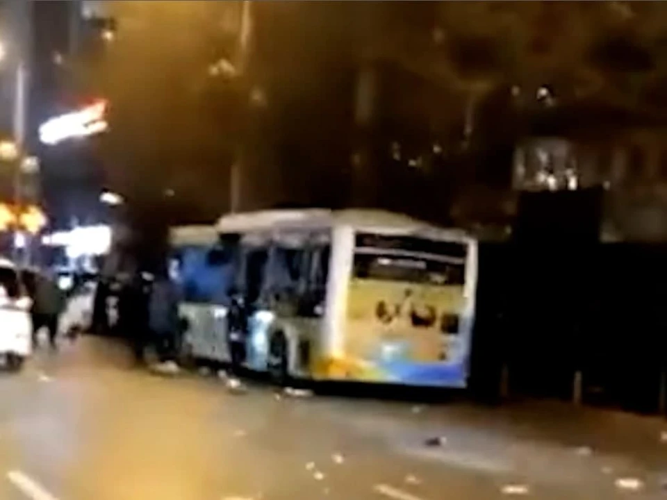 Один человек погиб и 42 ранены в результате взрыва автобуса в Китае. Фото: скрин видео