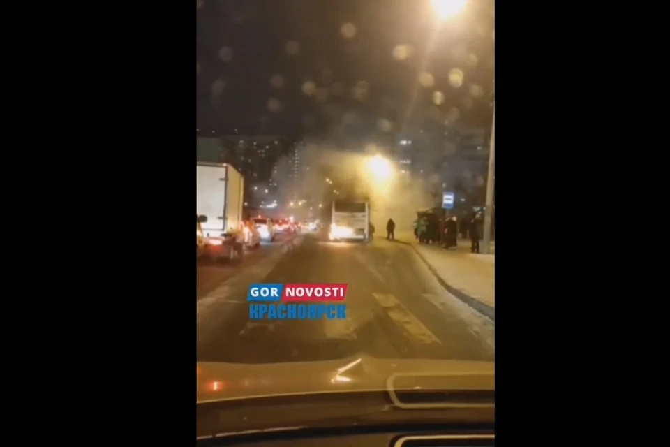 В Красноярске загорелся маршрутный автобус. Стоп-кадр видео