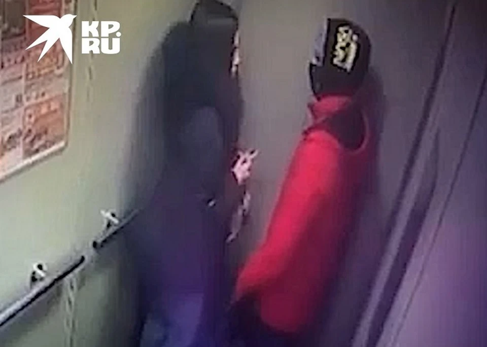 Нападения на женщин попали на камеру видеонаблюдения. Фото: скриншот видео