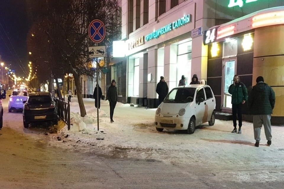 Матиз отбросило на тротуар. Фото: ГИБДД по Екатеринбургу