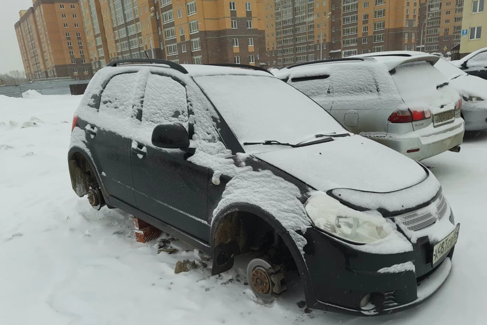 Пропажу колес депутат заметил утром, 15 февраля. Фото: Александр Бурмистров