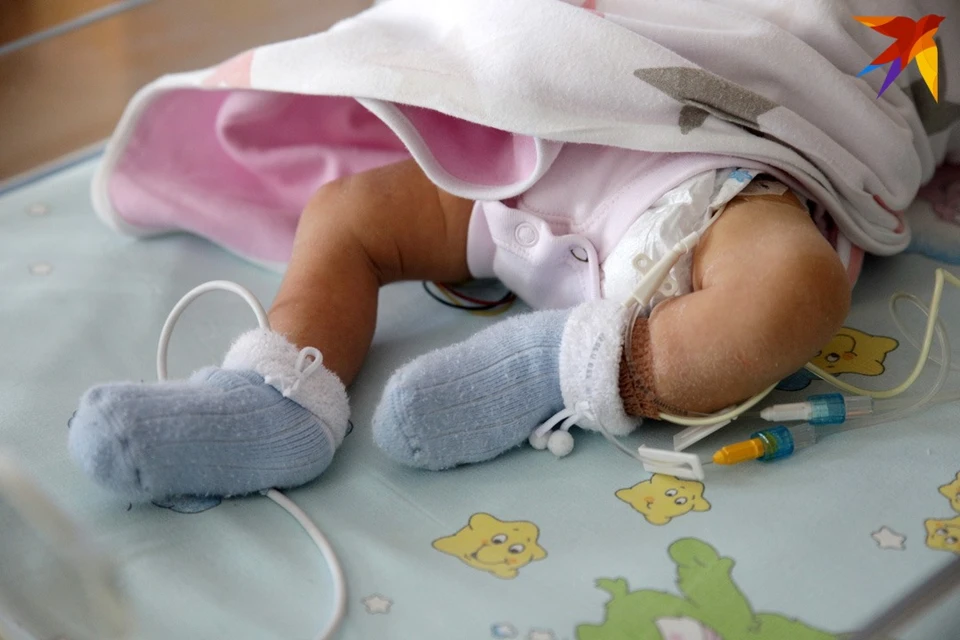 Детки до годика могут переносить омикрон очень тяжело, у них может развиться и пневмония.