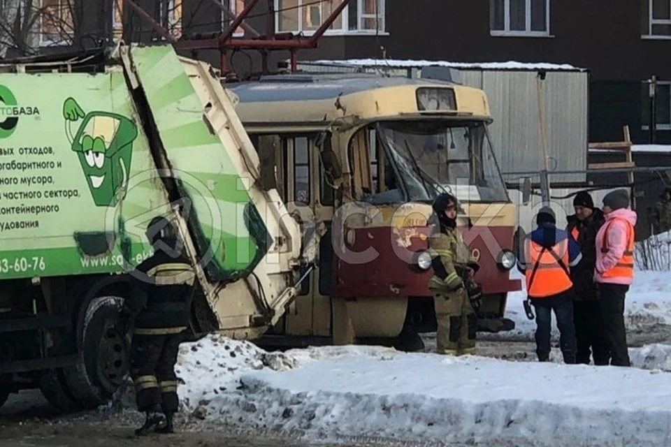 От удара в кабине водителя разбилось стекло Фото: группа ВКонтакте Инцидент Екатеринбург