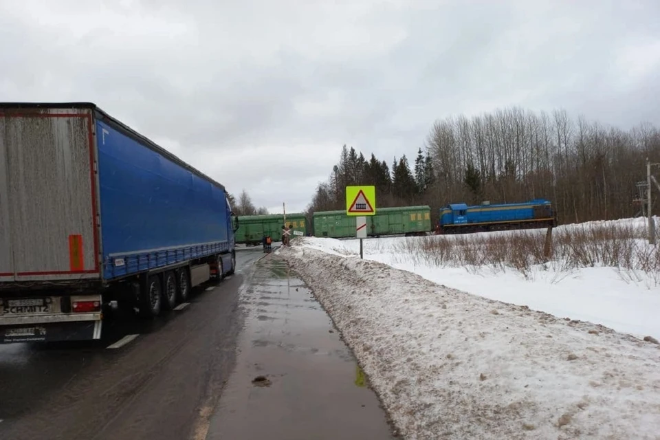 Аварийный поезд перекрыл дорогу в Ленобласти. Фото: УПРДОР "Северо-Запад".