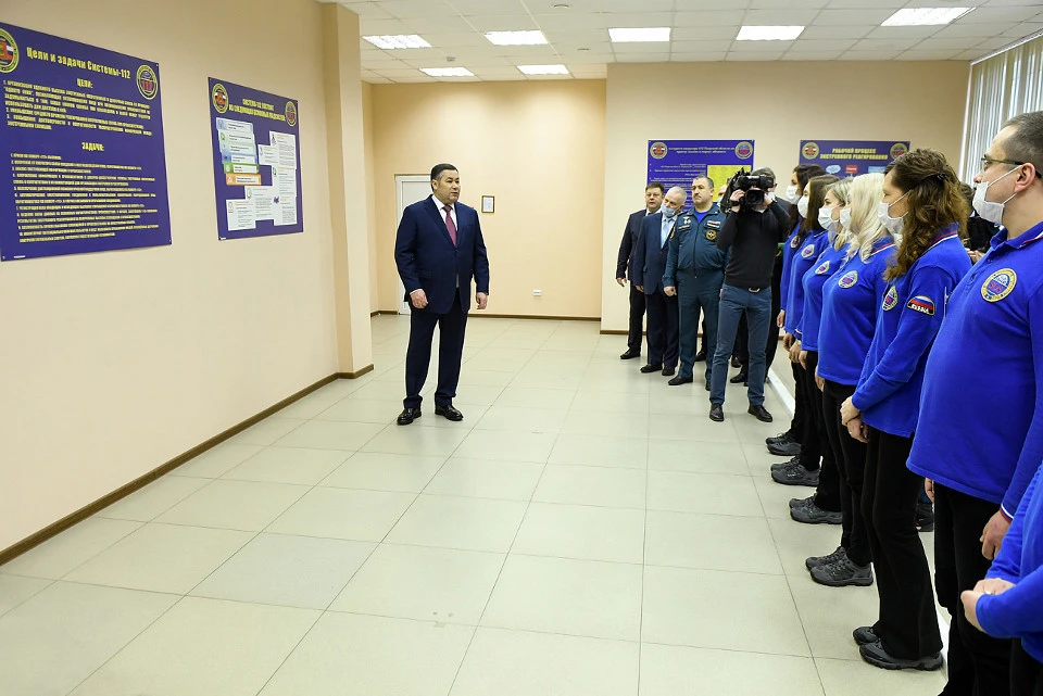 Губернатор поздравляет сотрудников Центра.