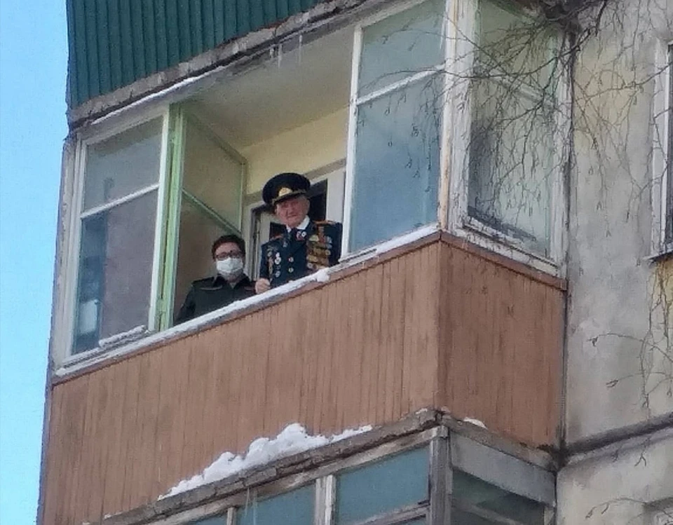 Ветеран смотрел на концерт с окна. Фото: администрация Промышленного района