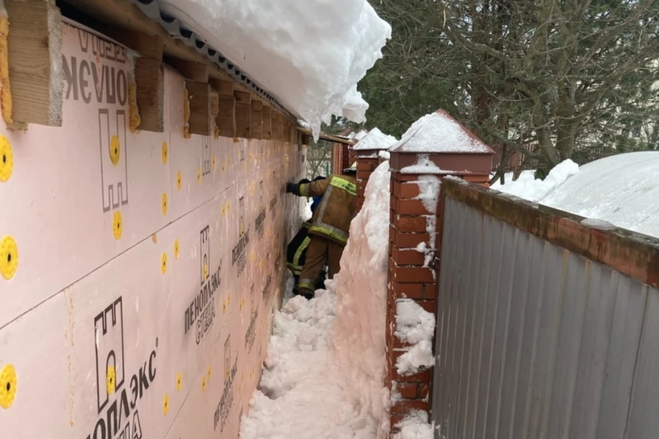 В Ленобласти огромная снежная масса убила пенсионерку. Фото: vk.com/pss_agalatovo