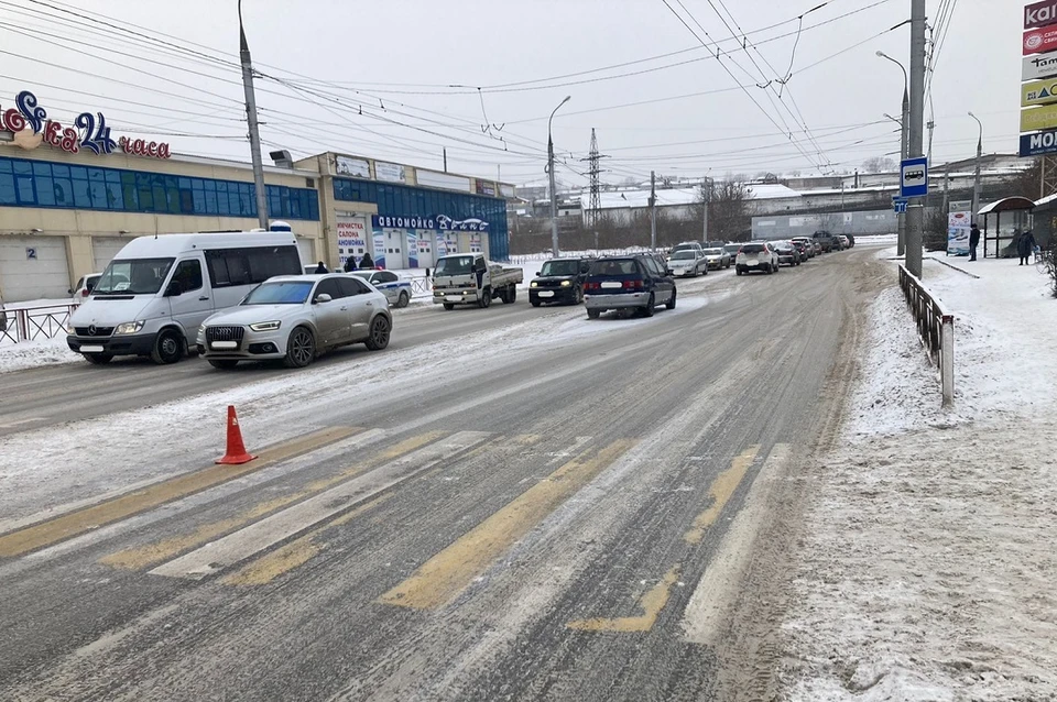 Автомобилист проехал на красный свет и сбил 59-летнюю иркутянку на улице Сергеева