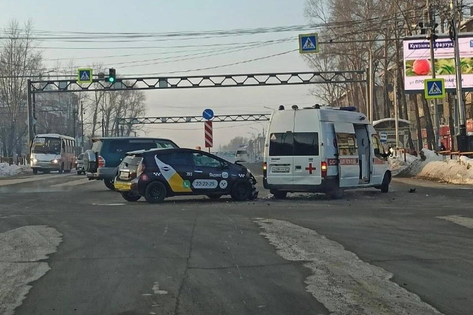 Машина службы такси протаранила карету скорой помощи в Хабаровске. Фото: Инстаграм/dtpkhv27
