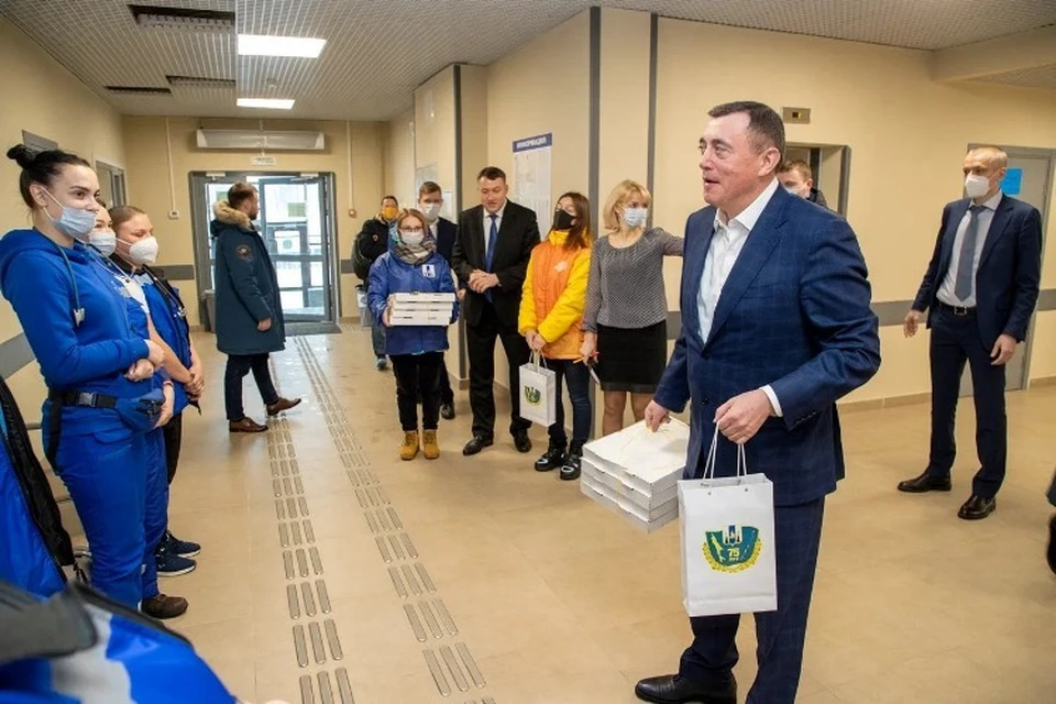 Валерий Лимаренко по случаю праздника подарил фельдшерам Южно-Сахалинска пироги и кофейные наборы