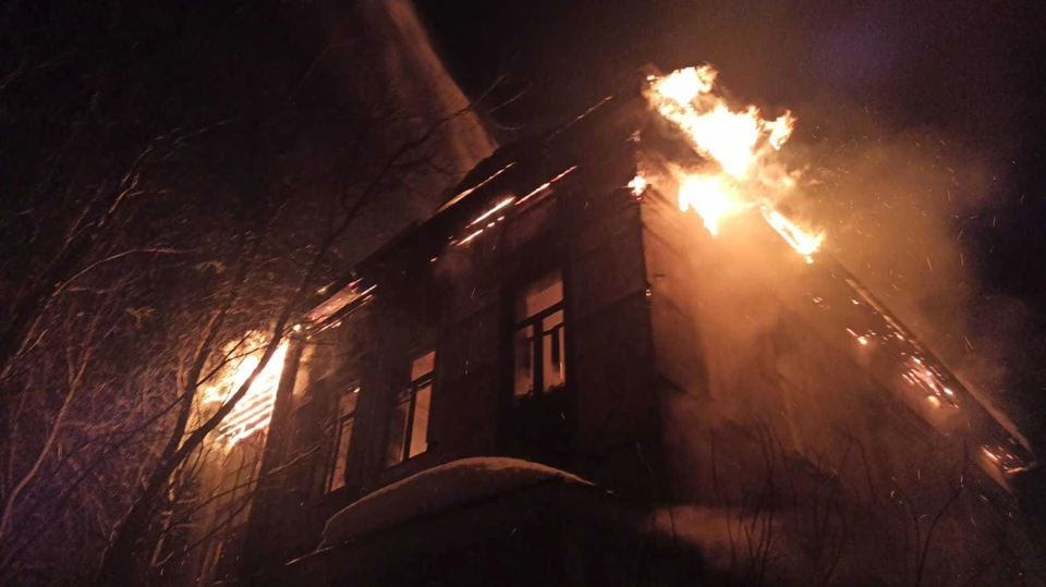 В Туле на улице Комсомольской горел заброшенный дом