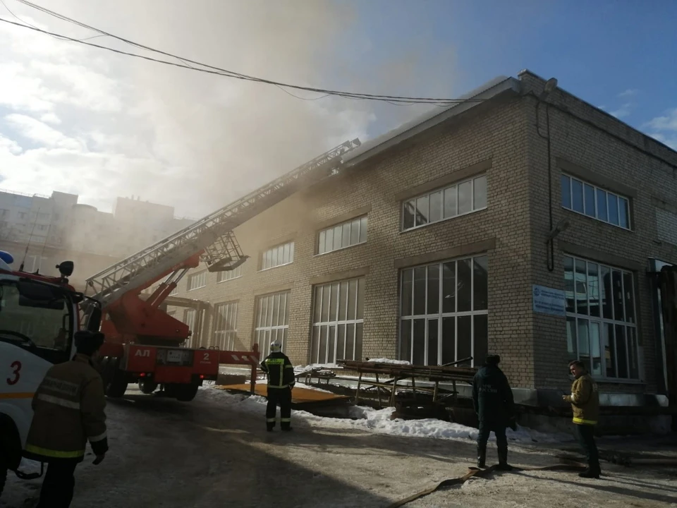 Кровля загорелась у здания на территории "Водоканала".