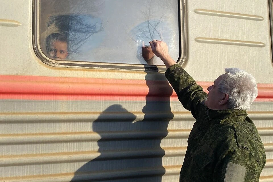 Поезд с беженцами из Донецка отправляется в Россию.