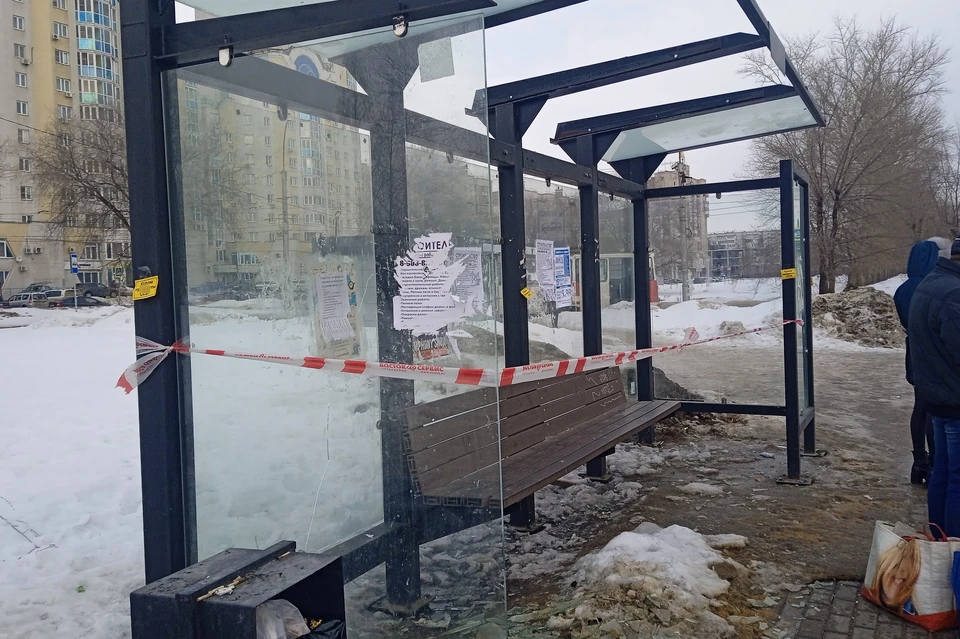 В Липецке под тяжестью снега рухнули крыши остановок