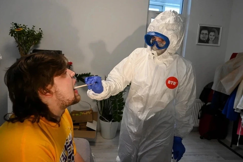Волонтеры продолжают помогать петербуржцам, зараженным коронавирусом.