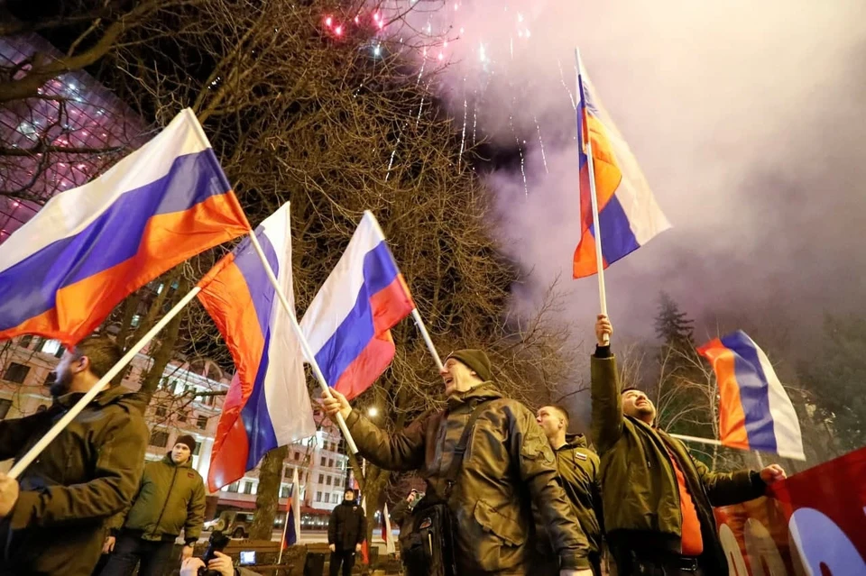 В Донецке празднуют признание республик Россией