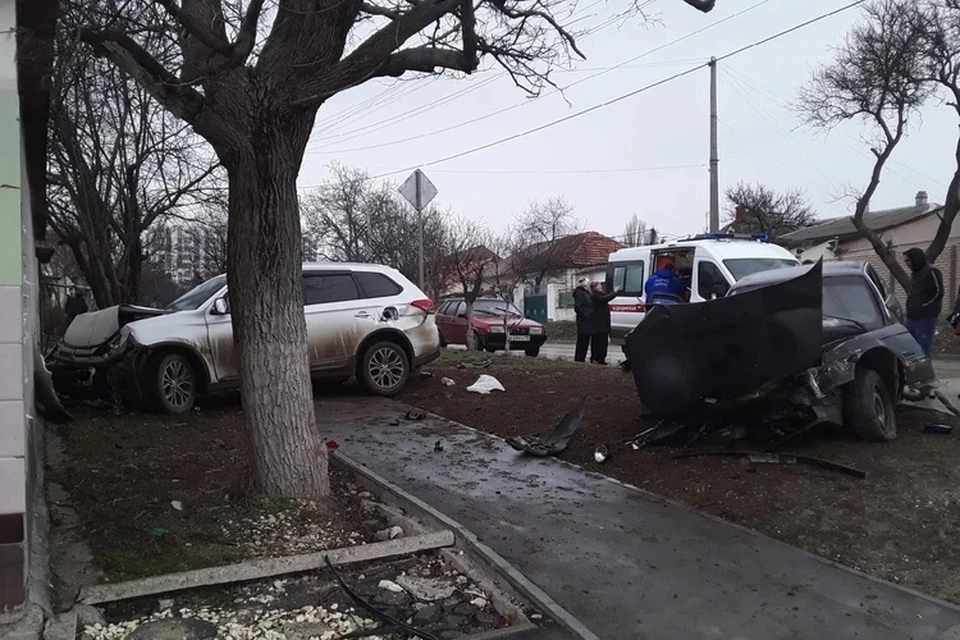 В результате сильного удара пострадали шесть человек. Фото: Автопартнер Крым Севастополь ДТП/vk