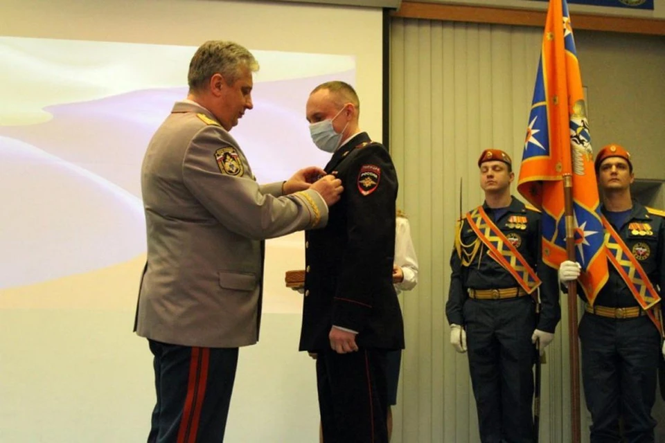 Фердинанда Карпухина наградили медалью МЧС «За содружество во имя спасения». Фото :ГУ МВД по НСО