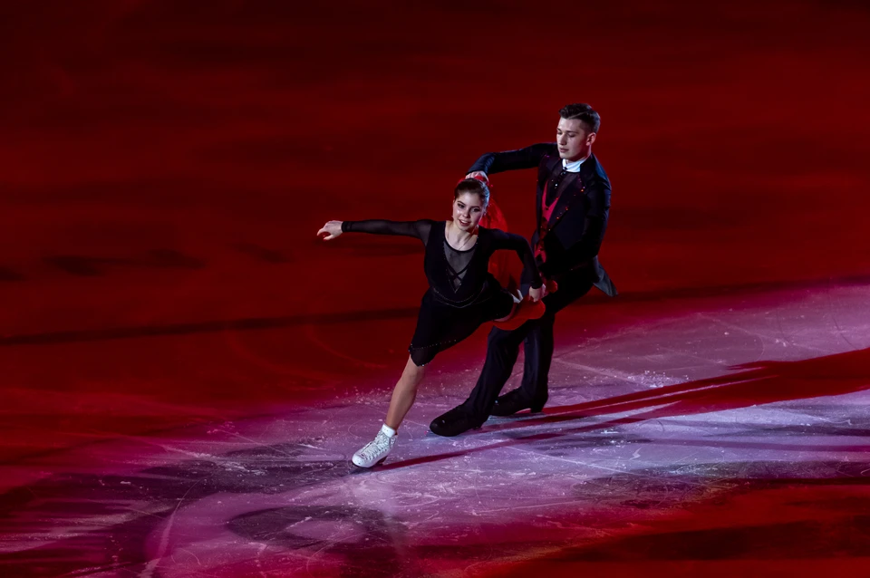 Бронзовые призеры Олимпиады в Пекине - фигуристы Анастасия Мишина и Александр Галлямов - наконец-таки добрались до родного Петербурга.