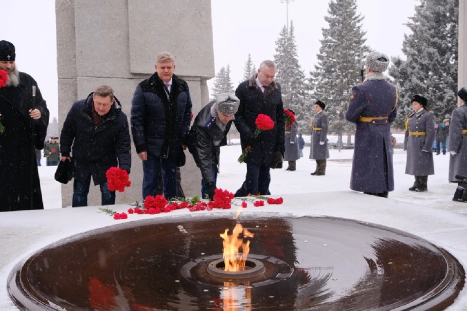 Власти возложили цветы к Вечному огню в Новосибирске. Фото: Правительство НСО.