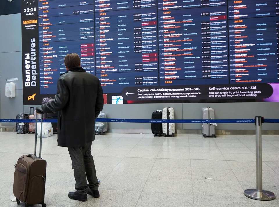 Пассажир у табло вылета в аэропорту Шереметьево. Фото: Стрингер/ТАСС
