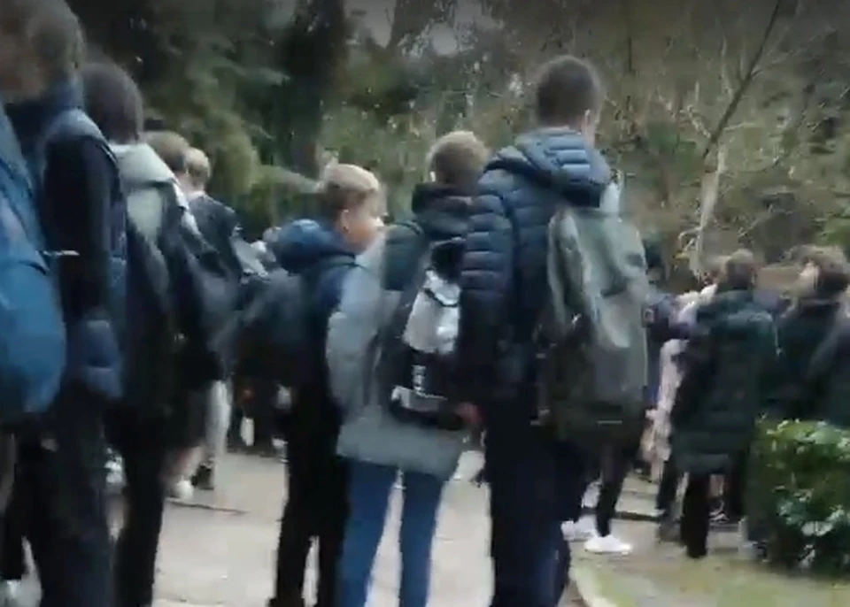 Учеников 9 и 10 школ эвакуируют. Фото: скриншот из видео/ПОДСЛУШАНО ЯЛТА/vk