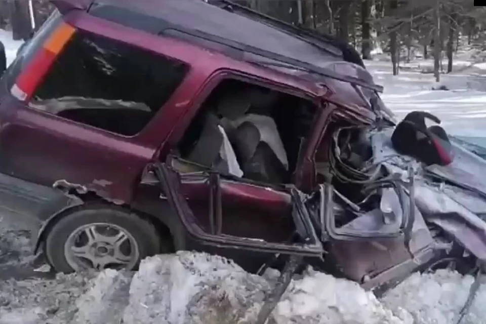 Двое детей и двое взрослых пострадали в ДТП с грузовиком в Иркутской области