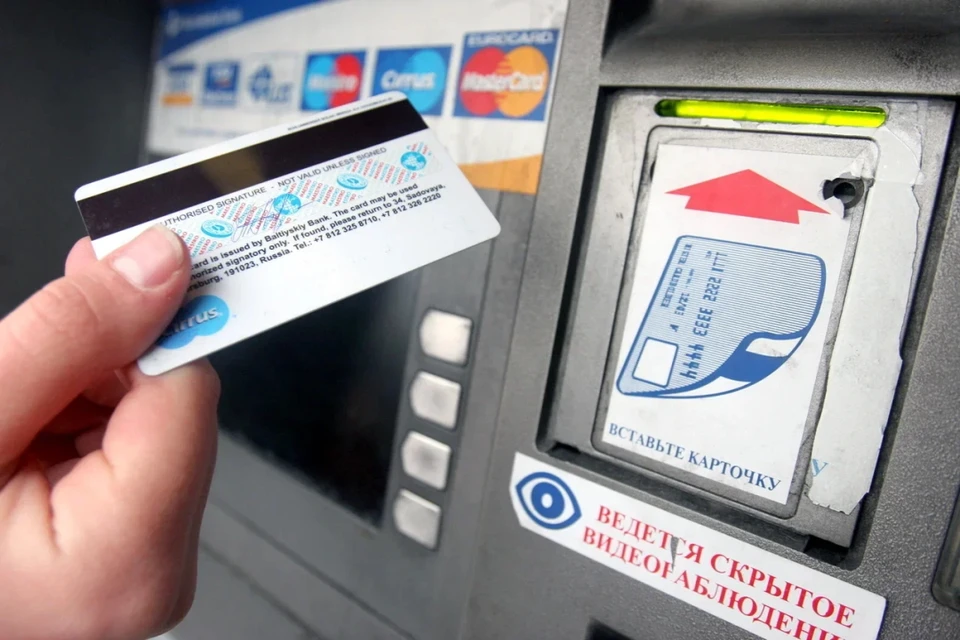 В Петербурге люди продолжают выстраиваться в очереди для снятия налички в банкоматах.