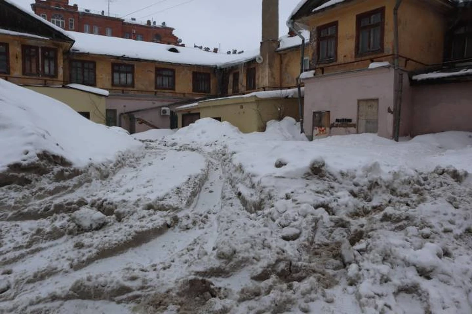 За зиму во дворе дома образовались огромные сугробы и снежная каша. Фото: onf.ru