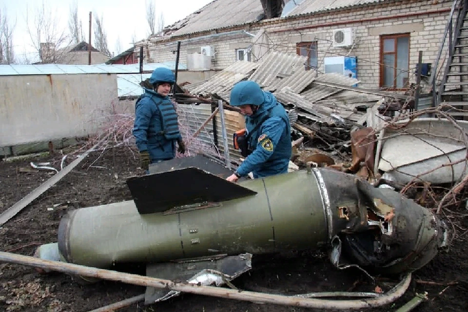 В течение последних суток средствами ПВО ДНР были уничтожены пять ракет «Точка-У», фрагменты от которых были обнаружены в жилмассивах Донецка, Иловайска и Амвросиевки. Фото: МЧС ДНР