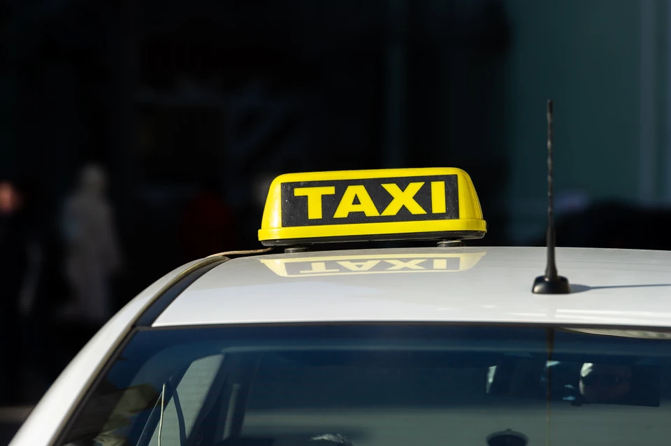 Таксист сбил охранника штрафстоянки в Петербурге