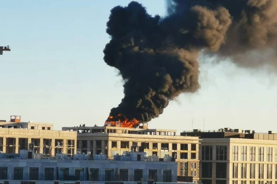 В Дегтярном переулке горит строящееся здание. Фото: vk.com/spb_today