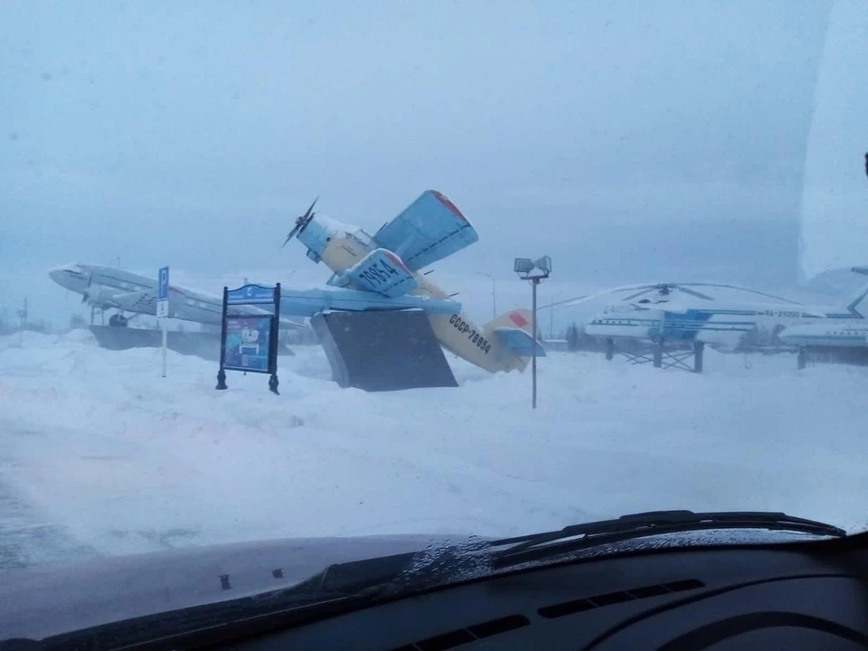 В Салехарде ураганный ветер соврал с постамента самолет Фото: "Автотуристы ЯНАО", соцсети