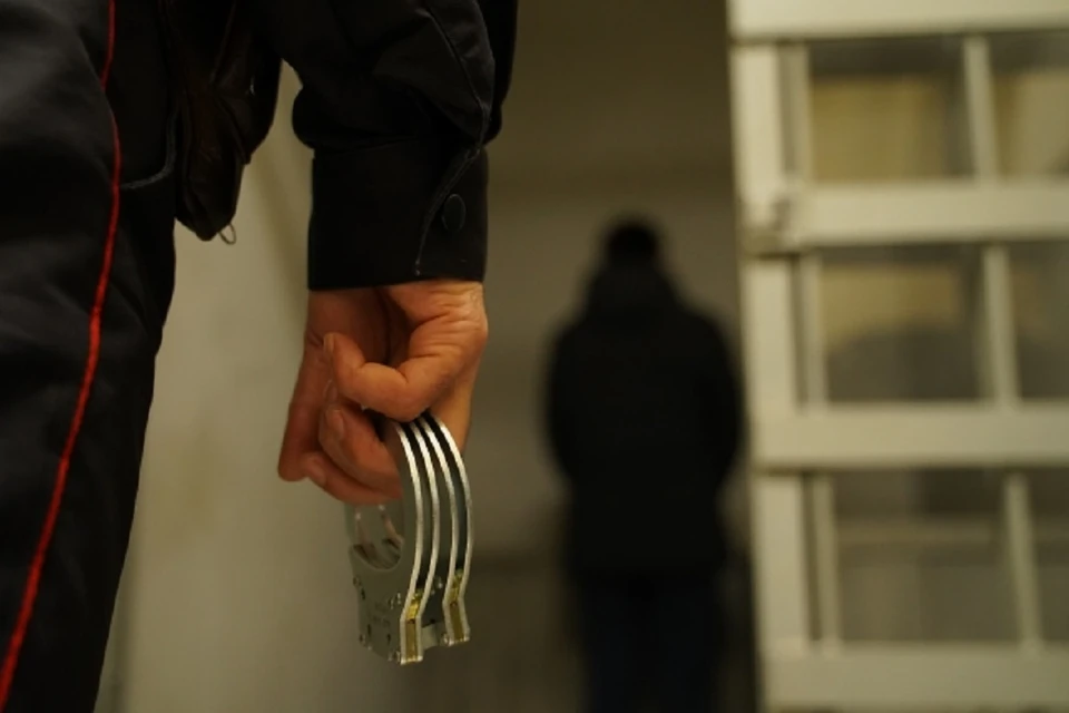 В Новосибирске вынесли приговор экс-полицейскому, вернувшему задержанному наркотики.