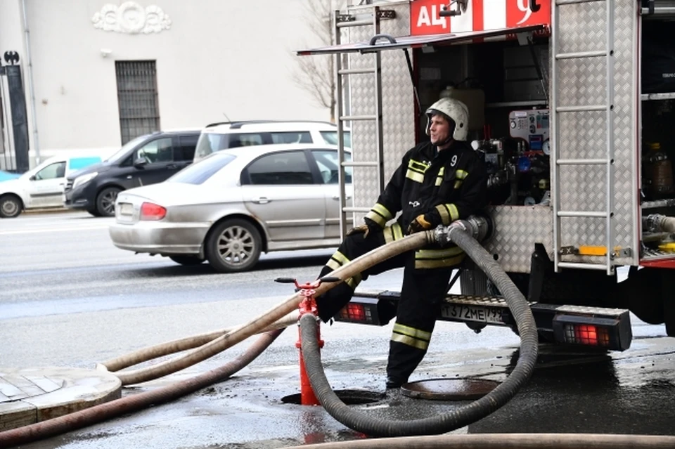 В Ростовской области пожарные вытащили человека из горящего дома.