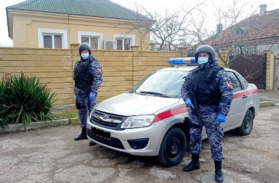 Незваного гостя росгвардейцы передали полиции. Фото: Росгвардия по Республике Крым и городу Севастополю/telegram