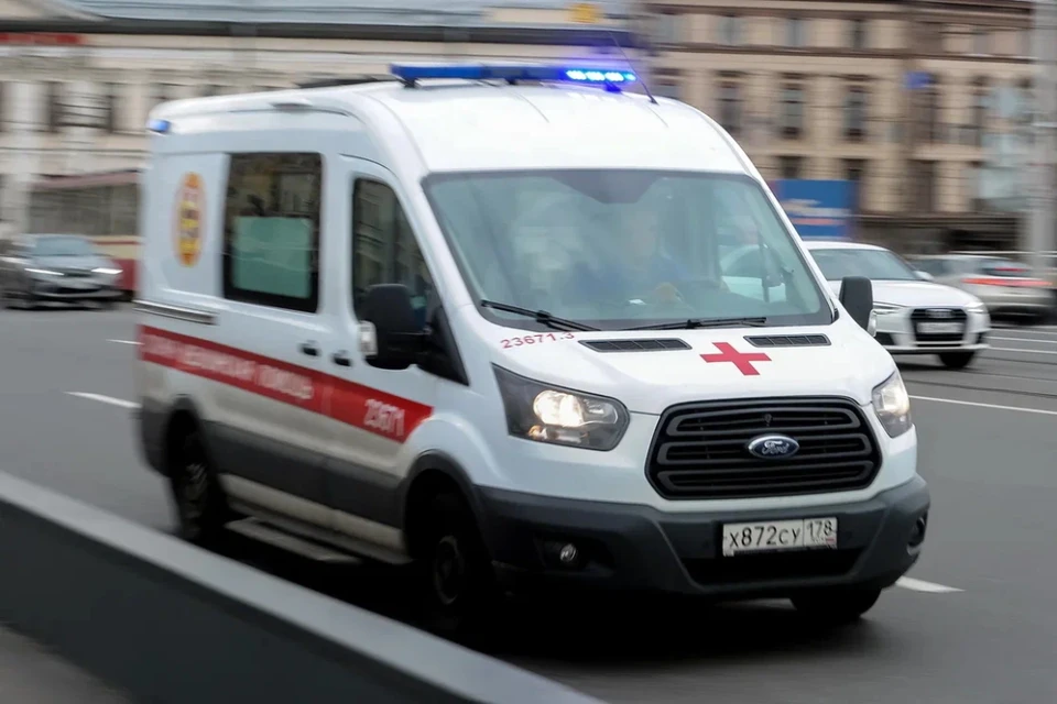 17-летний петербуржец выпал с балкона дома в Выборгском районе Петербурга.