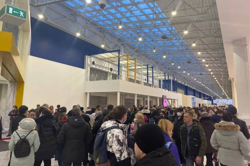 Толпы людей выстроились в очереди в Ikea в Петербурге после сообщения о закрытия магазина