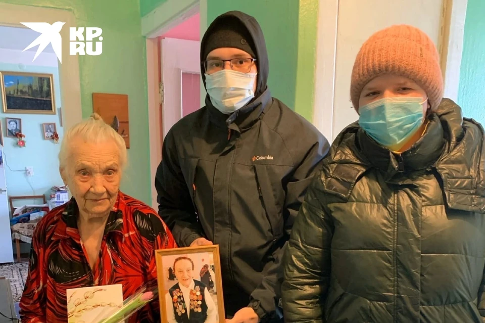 Тюменские волонтеры поздравили женщин-ветеранов Великой Отечественной войны с 8 марта Фото: Екатерина Терлеева