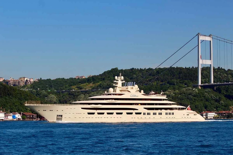 Ранее сообщалось о задержании самой большой в мире 156-метровой яхты Алишера Усманова Dilbar (600 млн долларов) в Германии.